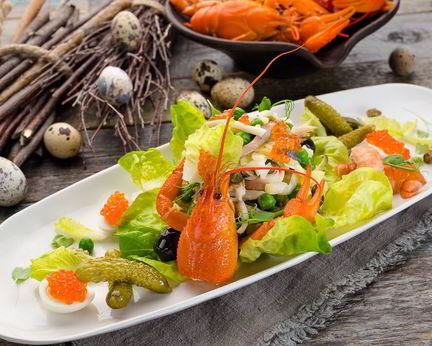 Оливье с перепелками и раковыми шейками