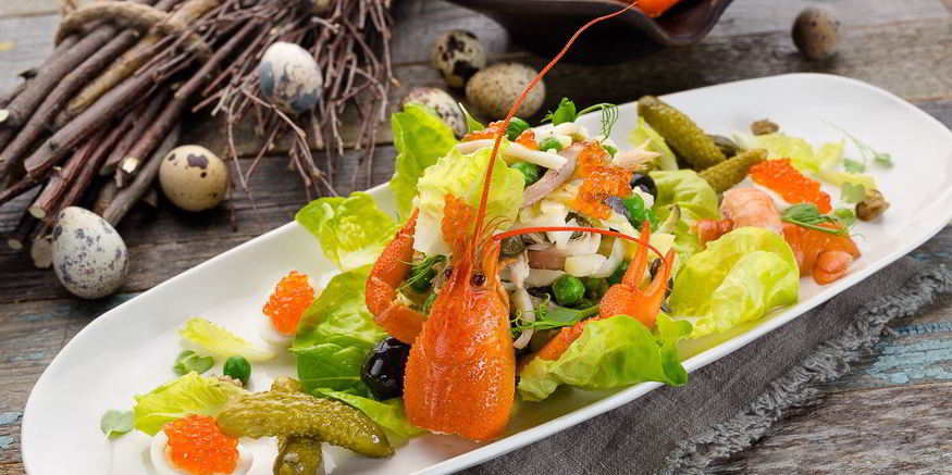 Рецепт оливье с перепелками и раковыми шейками