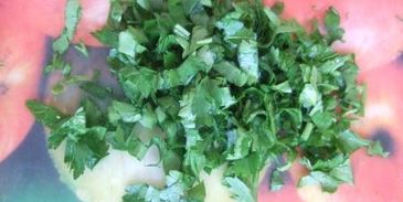 оливье с семгой и красной икрой