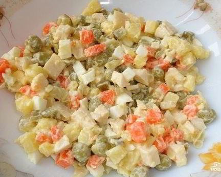 Салат Оливье с кальмарами