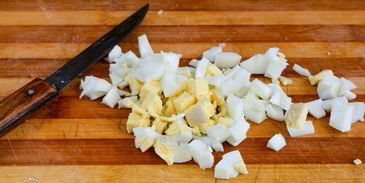 салат оливье с колбасой без моркови