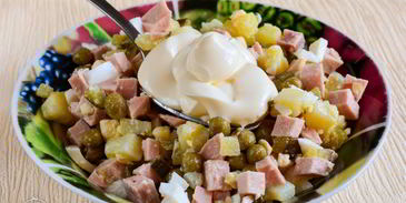 салат оливье с колбасой без моркови