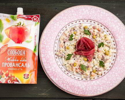 Салат Оливье с копченой говядиной
