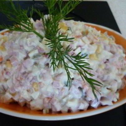 Салат Оливье с копченой колбасой