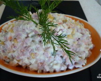 Салат Оливье с копченой колбасой