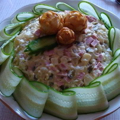 Салат оливье с мясом и свежими огурцами