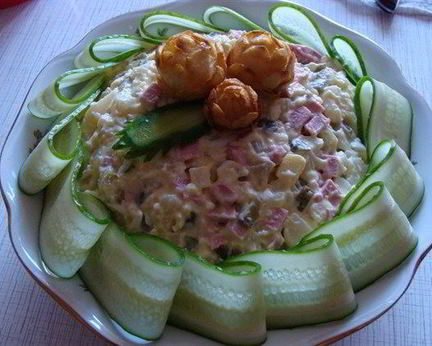 Салат оливье с мясом и свежими огурцами