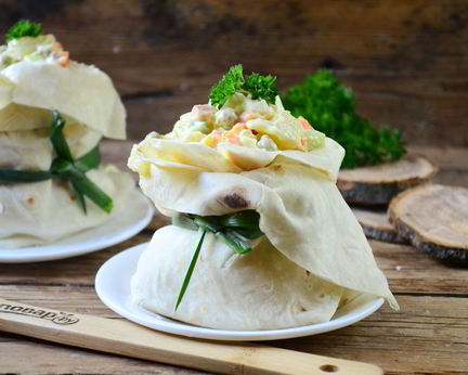 Салат Оливье в лаваше