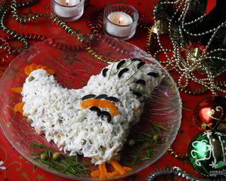 Салат Оливье в виде петуха