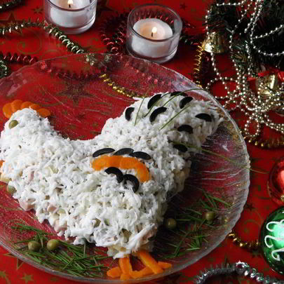 Салат Оливье в виде петуха