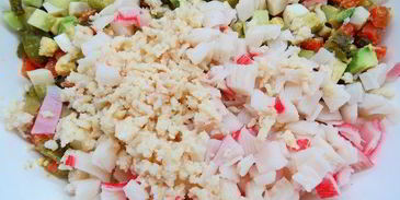 современный оливье с авокадо