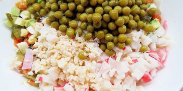 современный оливье с авокадо