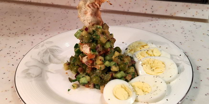 Рецепт вегетарианского оливье с сельдереем и горчичным соусом