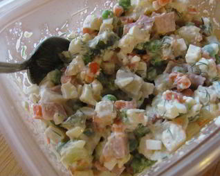 Вкусный оливье с ветчиной и горошком