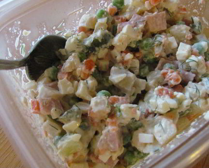 Вкусный оливье с ветчиной и горошком