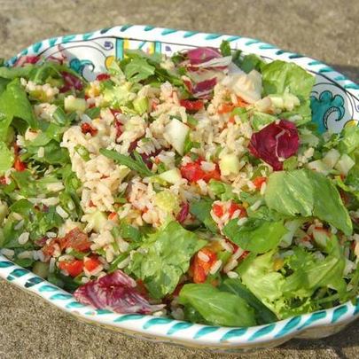 Рисовый салат с огурцами, вялеными помидорами и руколой