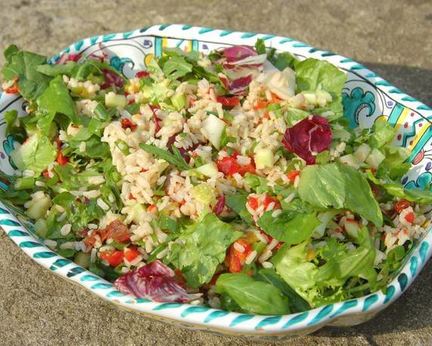 Рисовый салат с огурцами, вялеными помидорами и руколой