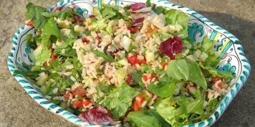 Рецепт рисового салата с огурцами, вялеными помидорами и руколой