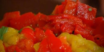 рисовый салат с огурцами, вялеными помидорами и руколой