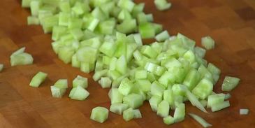 рисовый салат с огурцами, вялеными помидорами и руколой