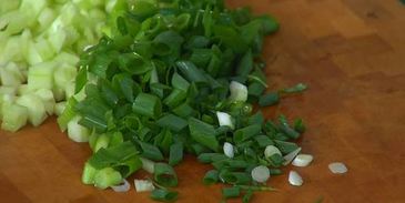 рисовый салат с огурцами, вялеными помидорами и руколой