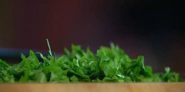 рисовый салат с огурцами, вялеными помидорами и руколой