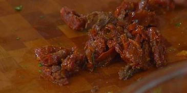 рисовый салат с огурцами, вялеными помидорами и руколой