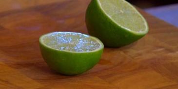 рисовый салат с огурцами, вялеными помидорами и руколой