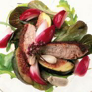 Рецепт Салата из белого куриного мяса с сумахом, инжиром, миндалем и маринованным красным луком