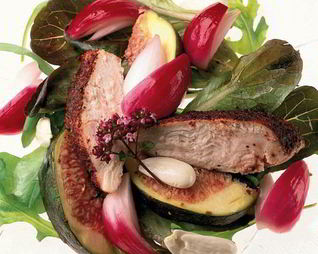 Салат из белого куриного мяса с сумахом, инжиром, миндалем и маринованным красным луком