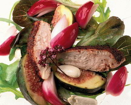 Салат из белого куриного мяса с сумахом, инжиром, миндалем и маринованным красным луком