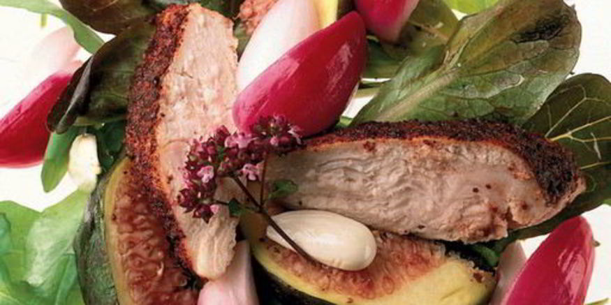 Рецепт салата из белого куриного мяса с сумахом, инжиром, миндалем и маринованным красным луком