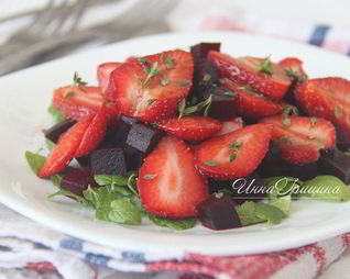 Салат из клубники и свеклы