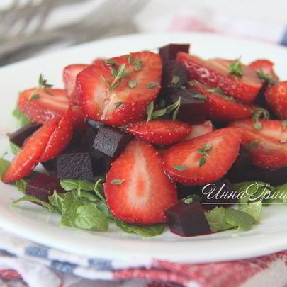 Салат из клубники и свеклы