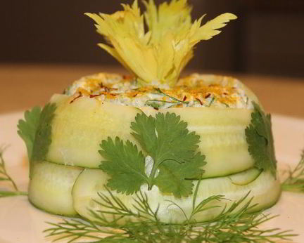 Салат из курицы с сельдереем в огурце