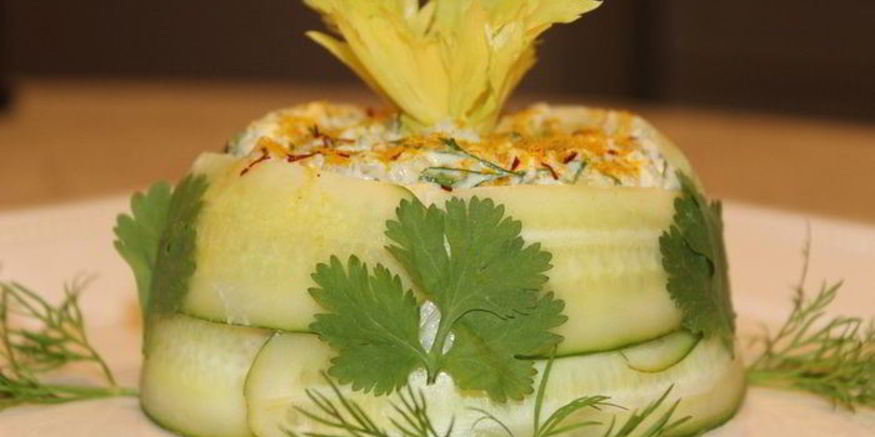 Рецепт салата из курицы с сельдереем в огурце