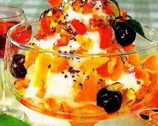 Салат Лакомка из фруктов и овощей