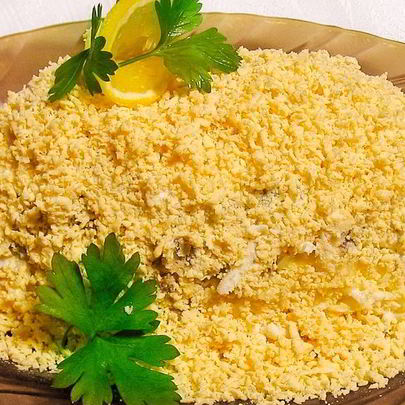 Салат Мимоза с консервой и сливочным маслом