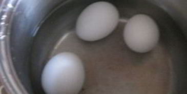 салат мимоза с консервой и сыром