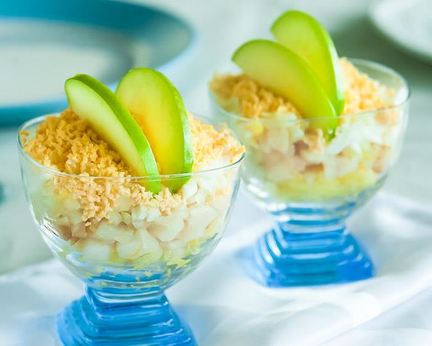 Салат Мимоза с копченой рыбой и с яблоком