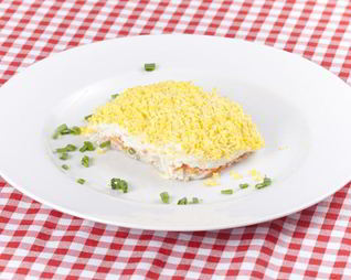 Салат Мимоза с печенью трески и яблоками