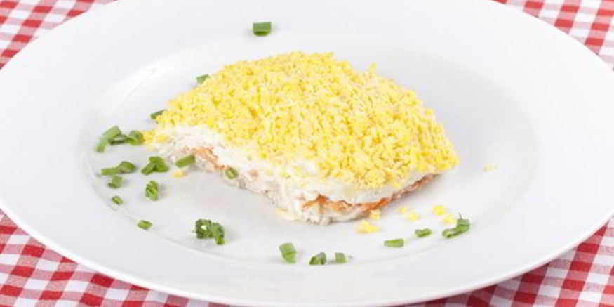 Рецепт салата мимоза с печенью трески и яблоками