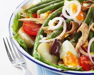 Салат нисуаз с семгой