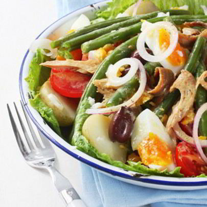 Салат нисуаз с семгой