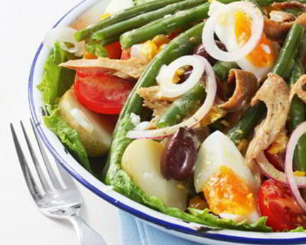 Салат нисуаз с семгой