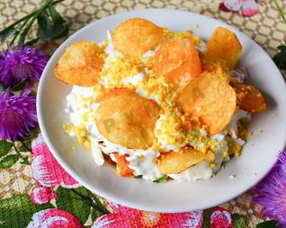 Салат Орхидея с чипсами и ветчиной