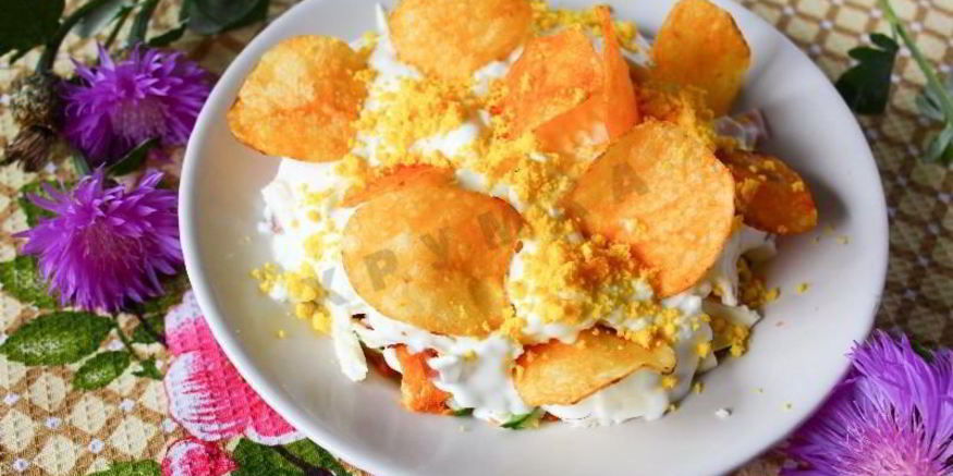 Рецепт салата орхидея с чипсами и ветчиной