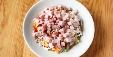 салат орхидея с чипсами и ветчиной