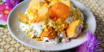 салат орхидея с чипсами и ветчиной