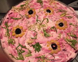 Селедка под шубой с семгой и яблоком